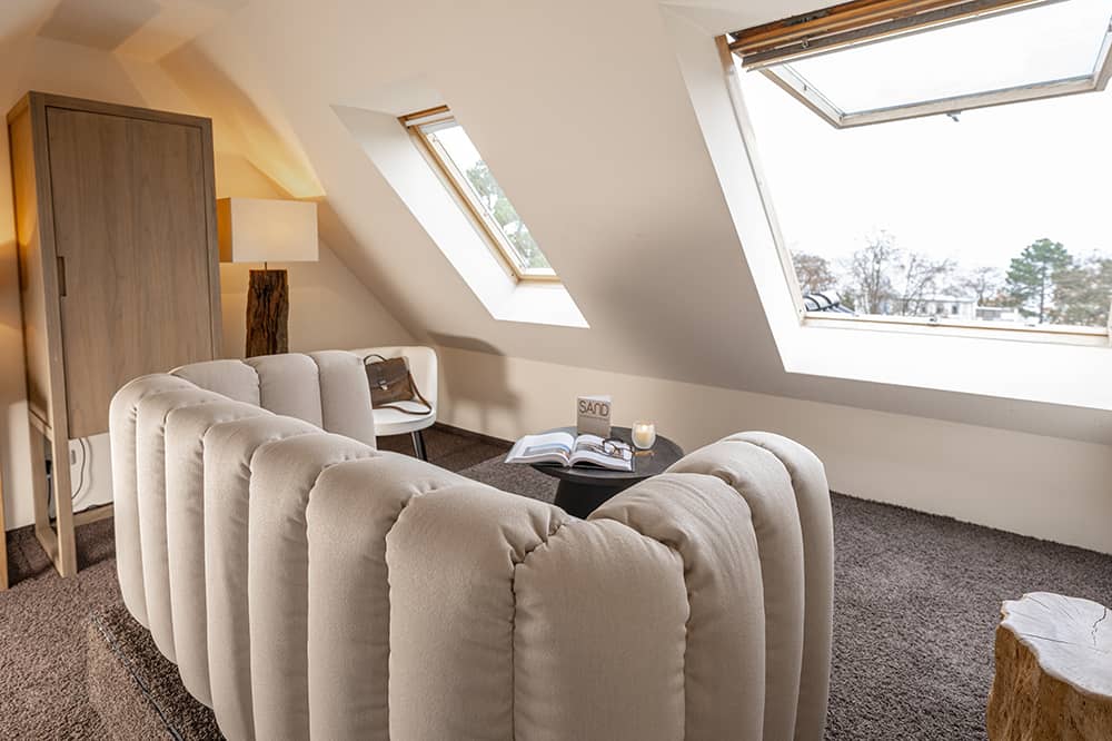 Sitting area with a view of the Baltic Sea in the Maisonette And More + Room.