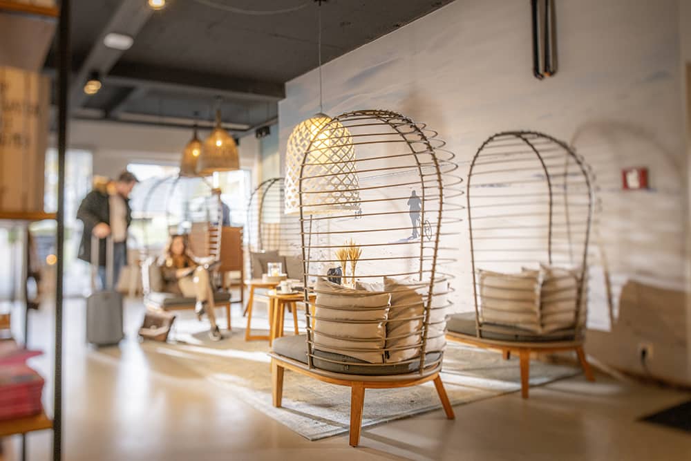 Hotellobby mit stylischen hohen eco-schicken Stühlen.
