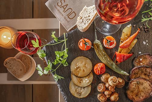Ein Antipasti-Teller mit Rose-Wein.