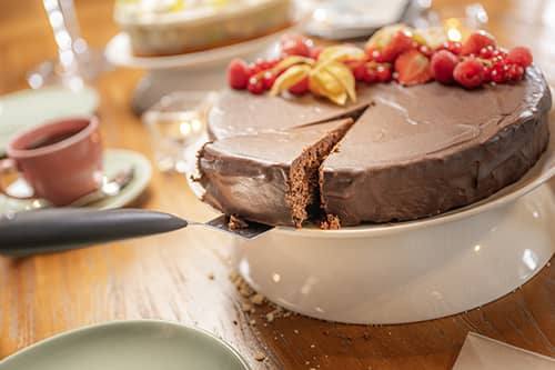 Ein Schokoladenkuchen garniert mit frischen Früchten.