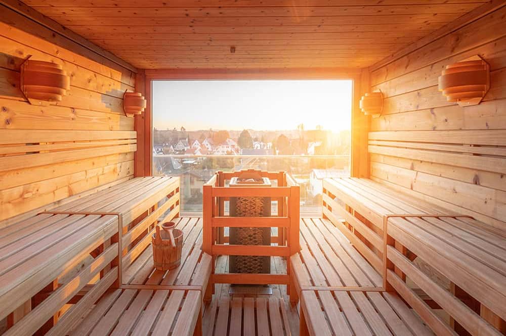 Eine Sauna mit Blick auf den Sonnenuntergang.