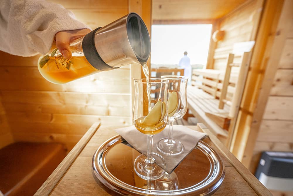 Ein Tablett mit hausgemachtem Eistee in der Roof-Top-Sauna.