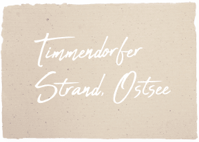 Schreibschrift Text auf Papierausschnitt mit dem Ausspruch „Timmendorfer Strand Ostsee“