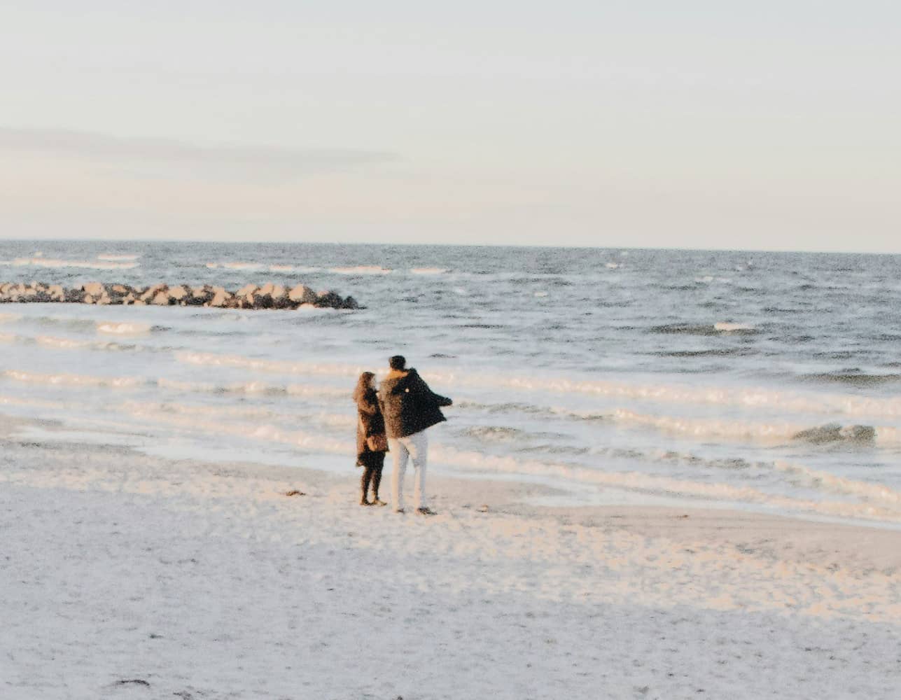Junges Paar am Meer.