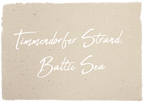 Cursive writing on paper with the text „Timmendorfer Strand, Baltic Sea”
